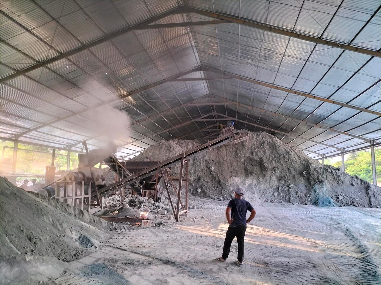 Mesin conveyor dan penggiling dolomit di pabrik Agro Petani Maju