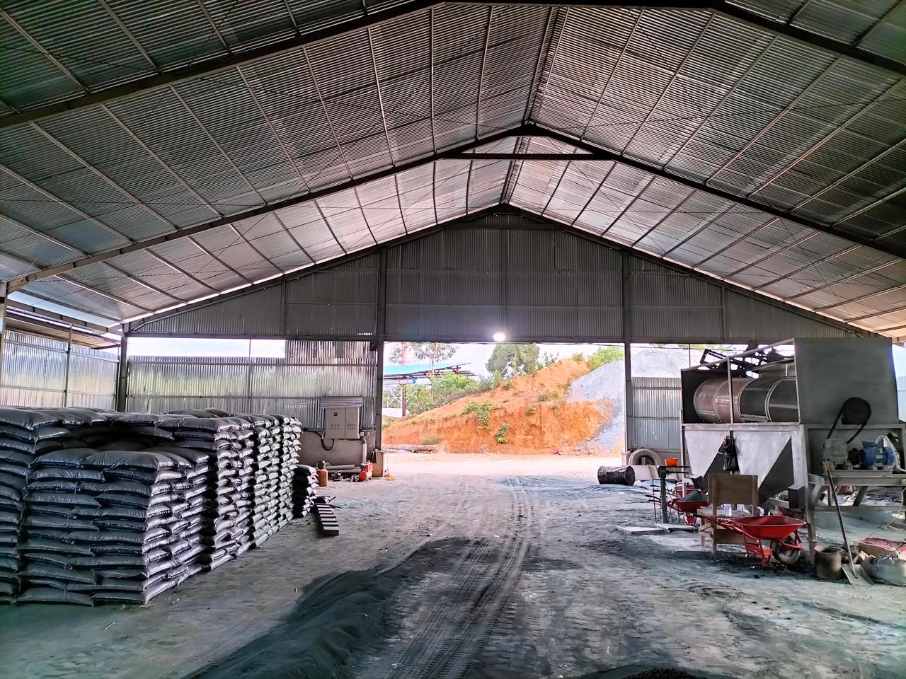 Gudang penyimpanan pupuk dengan tumpukan karung siap distribusi